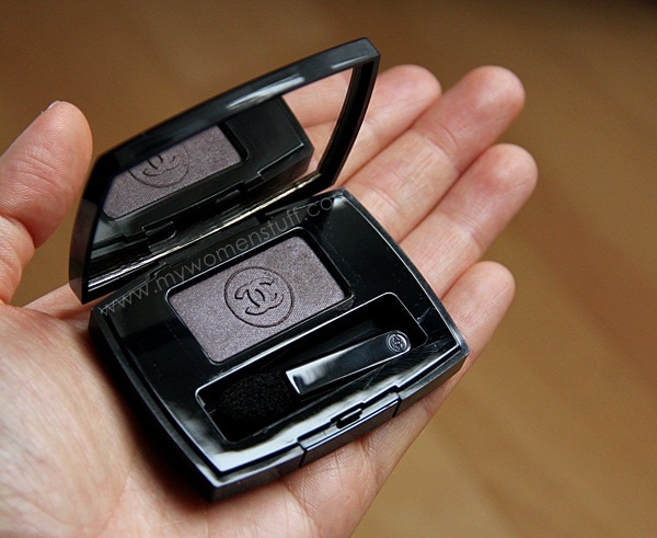 chanel soft touch eyeshadow taupe grise close up photo