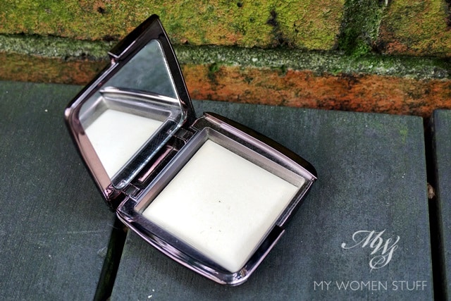 hourglass ambient lighting powder diffused light